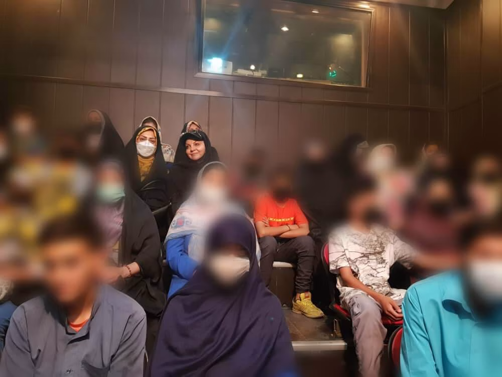 در تاریخ 11 خرداد 1401 به دعوت کارگردان محترم سرکار خانم مقدسی تعدادی از عزیزان تحت پوشش به تئاتر”دختری درقطار” دعوت شدند